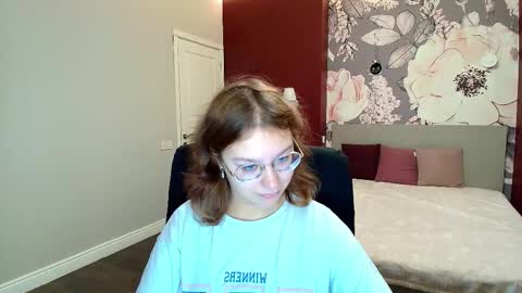 Snapshot of angelinalow chatting on 09.30.25 AngelinaLow online show from 09.30.25