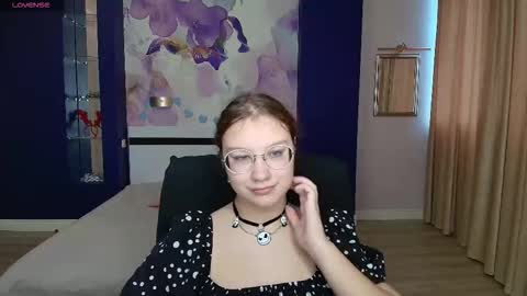 Snapshot of angelinalow chatting on 10.07.25 AngelinaLow online show from 10.07.25