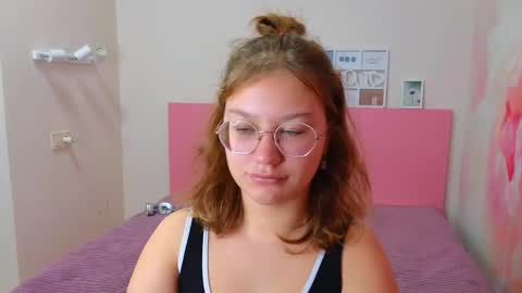 Snapshot of angelinalow chatting on 10.14.25 AngelinaLow online show from 10.14.25