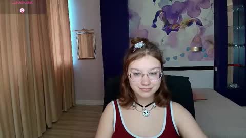 Snapshot of angelinalow chatting on 10.16.25 AngelinaLow online show from 10.16.25