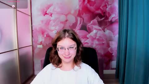 Snapshot of angelinalow chatting on 10.18.25 AngelinaLow online show from 10.18.25