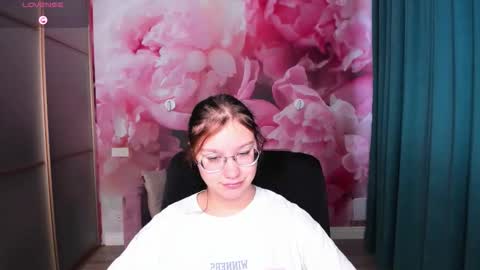 Snapshot of angelinalow chatting on 10.19.25 AngelinaLow online show from 10.19.25
