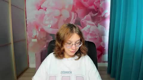 Snapshot of angelinalow chatting on 10.20.25 AngelinaLow online show from 10.20.25