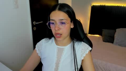 Snapshot of angeline_davies chatting on 10.22.25 angeline_davies online show from 10.22.25
