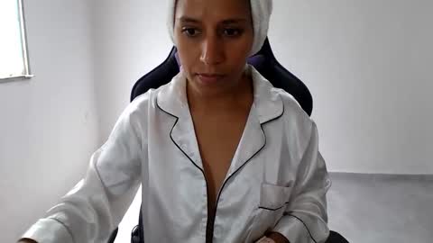 Snapshot of angelitaa_hot chatting on 05.24.26 angela online show from 05.24.26