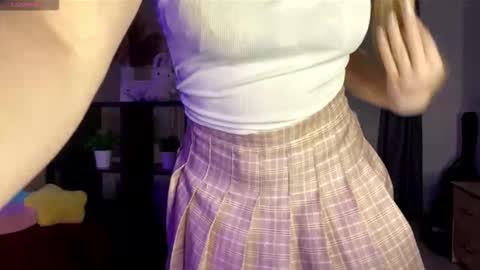 Snapshot of angelkissmee chatting on 10.23.25 angelkissmee online show from 10.23.25