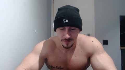 Snapshot of angelofit chatting on 02.01.25  ------- SEX SHOW WITH GUYS AND GIRLS  MUSCLE SHOW online show from 02.01.25