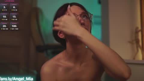 Snapshot of angels_kiss chatting on 02.18.26 Nikki online show from 02.18.26