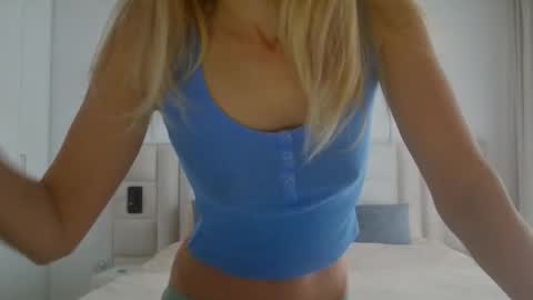 Snapshot of angelsquirting chatting on 05.17.26 Alesia online show from 05.17.26