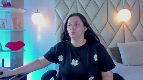 Snapshot of angelswets chatting on 04.18.26 ANGIE online show from 04.18.26