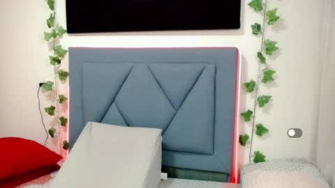 Snapshot of angie_arias chatting on 02.12.25 Angie online show from 02.12.25