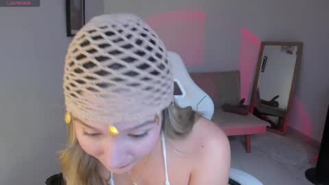 Snapshot of aniie_pink18 chatting on 04.28.26 Maria online show from 04.28.26