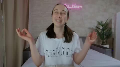 Snapshot of anikabloom chatting on 01.22.25 anikabloom online show from 01.22.25