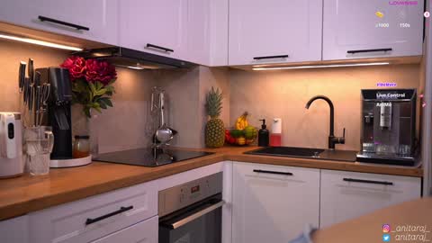 Im Anita thumb up me please its important online show from 11.22.25