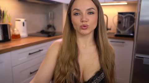 Im Anita thumb up me please its important online show from 04.02.26