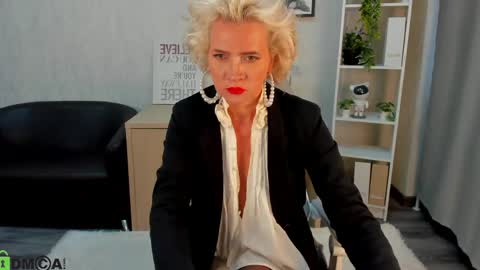 Snapshot of ann_curt chatting on 05.26.26 Luna Lady online show from 05.26.26