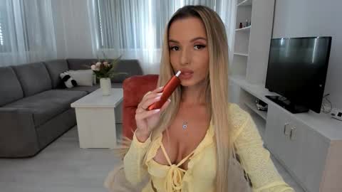 Snapshot of annaise_ chatting on 09.11.25 annaise online show from 09.11.25