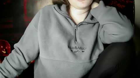 Snapshot of annbelll chatting on 10.28.25 Bella online show from 10.28.25