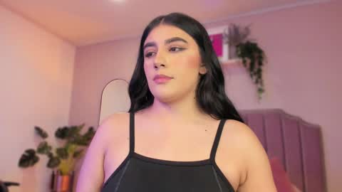 Snapshot of anneee_ chatting on 12.14.24 Anne online show from 12.14.24