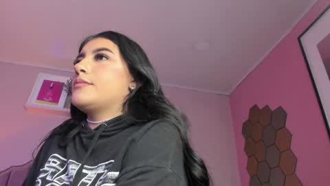 Snapshot of anneee_ chatting on 01.08.25 Anne online show from 01.08.25