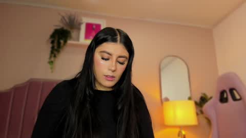 Snapshot of anneee_ chatting on 01.19.25 Anne online show from 01.19.25