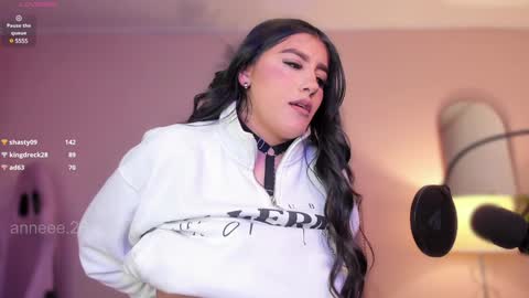 Snapshot of anneee_ chatting on 01.30.25 Anne online show from 01.30.25