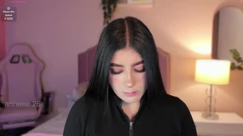 Snapshot of anneee_ chatting on 02.05.25 Anne online show from 02.05.25