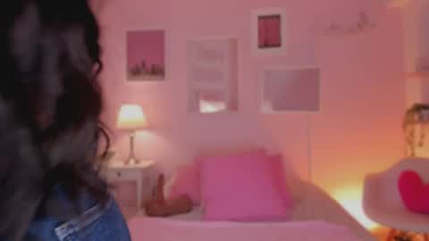 Snapshot of anneee_ chatting on 03.07.25 Anne online show from 03.07.25