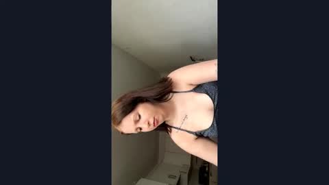 Snapshot of annellemonnier chatting on 04.14.26 kira online show from 04.14.26