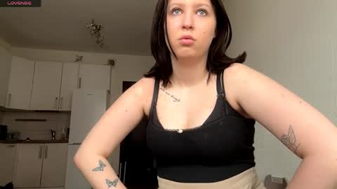 Snapshot of annellemonnier chatting on 04.15.26 kira online show from 04.15.26