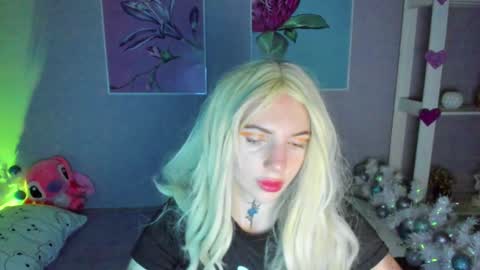 Snapshot of annetenet chatting on 12.18.24 Annet online show from 12.18.24