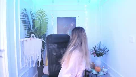 Snapshot of annetli chatting on 10.16.25 annetli online show from 10.16.25
