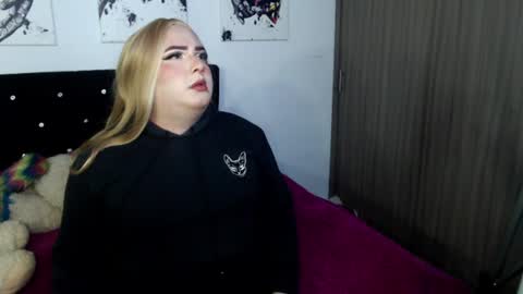 Snapshot of annevanhelsing chatting on 07.10.26 Anne VanHelsing online show from 07.10.26