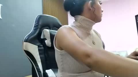 Snapshot of annie_hanss chatting on 12.20.25 Ann online show from 12.20.25