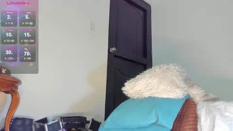 annie_santosx online show from 03.06.25