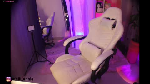Snapshot of annie_snow_ chatting on 06.15.26 JEANNE no olvides seguirme dont forget follow me uu online show from 06.15.26