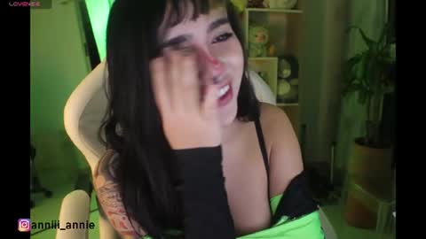 Snapshot of annie_snow_ chatting on 07.14.26 JEANNE no olvides seguirme dont forget follow me uu online show from 07.14.26