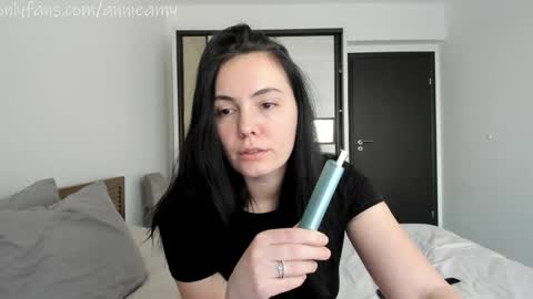 Annie online show from 04.04.26