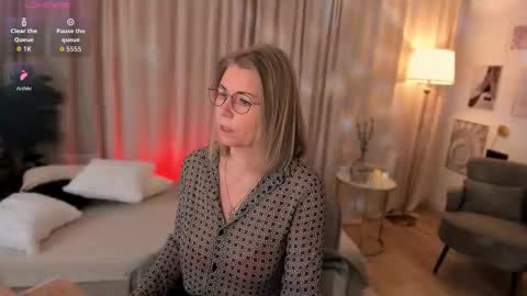 Snapshot of annielight chatting on 02.13.26 Annie online show from 02.13.26