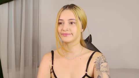 Snapshot of anniemora_ chatting on 06.25.26 Annie online show from 06.25.26