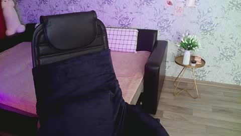 Snapshot of anny_shine chatting on 12.20.24 Annie online show from 12.20.24