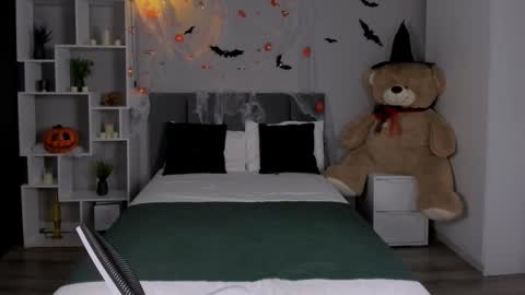 Snapshot of anoradark chatting on 10.26.25 Anora online show from 10.26.25