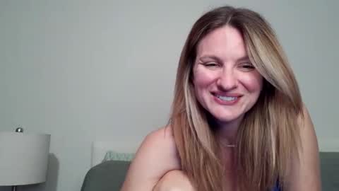 Snapshot of ansleypage chatting on 05.03.26 heyitsansley online show from 05.03.26