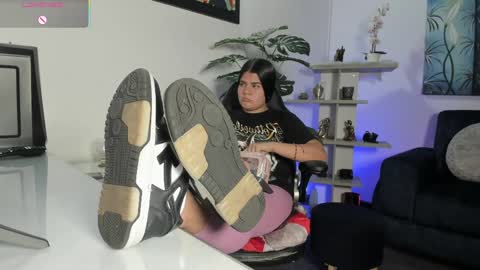Snapshot of antonelamiss chatting on 04.01.26 online show from 04.01.26