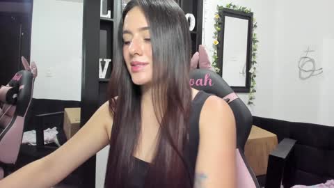 Snapshot of antonella_naughty1 chatting on 12.20.24 antonella online show from 12.20.24