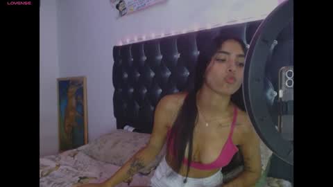 Snapshot of antonellaandnoah chatting on 01.22.25 AntonellaAndNoah online show from 01.22.25