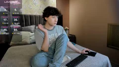 Snapshot of antonylewis chatting on 02.25.26 YummyTony online show from 02.25.26