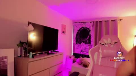   Independent model  online show from 11.08.25