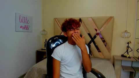 Snapshot of anyelotwink chatting on 12.22.25 anyelotwink online show from 12.22.25