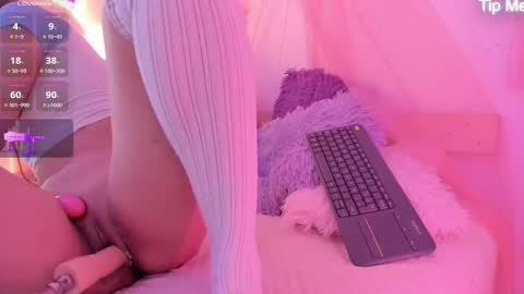 Snapshot of apple_of_pleasure chatting on 10.08.25 Lily online show from 10.08.25